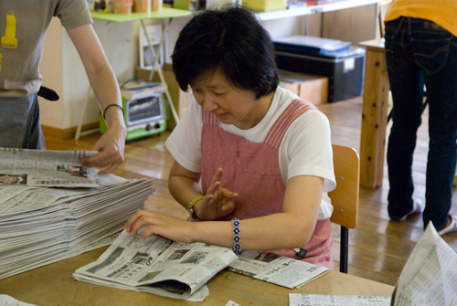 7月アートルーム：「新聞紙であそぶ」