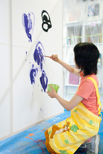 8月アートルーム「ペイントバトル巨大絵画に挑戦!」