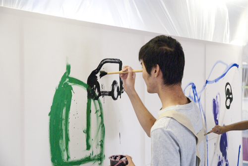 8月アートルーム「ペイントバトル巨大絵画に挑戦!」