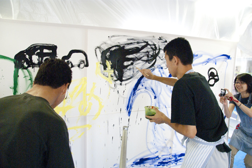 8月アートルーム「ペイントバトル巨大絵画に挑戦!」