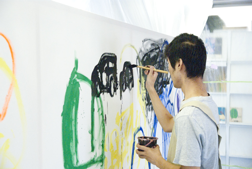 8月アートルーム「ペイントバトル巨大絵画に挑戦!」
