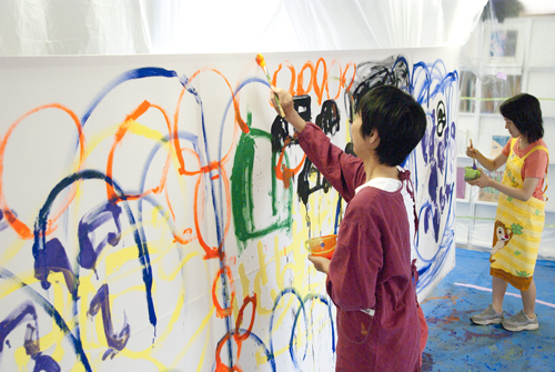 8月アートルーム「ペイントバトル巨大絵画に挑戦!」