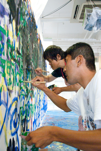 8月アートルーム「ペイントバトル巨大絵画に挑戦!」
