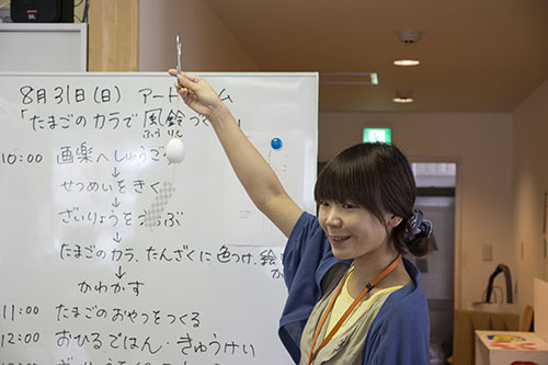 8月アートルーム :「たまごのカラで風鈴づくり」