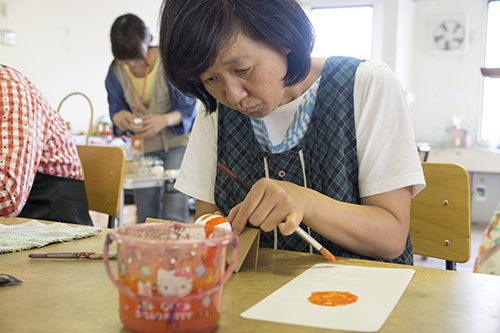 8月アートルーム :「たまごのカラで風鈴づくり」
