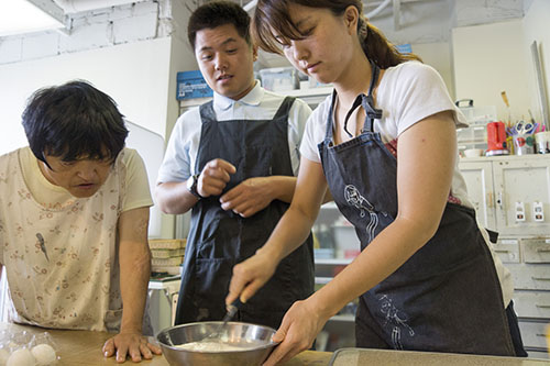 8月アートルーム :「たまごのカラで風鈴づくり」