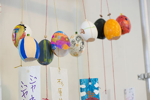 8月アートルーム :「たまごのカラで風鈴づくり」